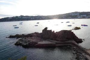 littoral méditerranéen avec des rochers dans la région catalane, espagne photo