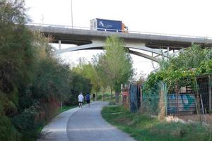 rivière llobregat et routes adjacentes dans la région du baix llobregat très proche de la ville de barcelone. photo