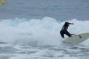 surfeurs surfant sur les vagues dans une mer agitée photo