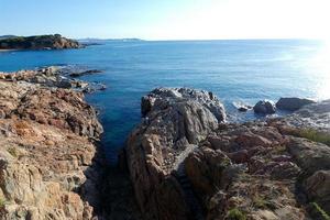 littoral méditerranéen avec des rochers dans la région catalane, espagne photo