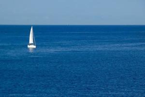 voilier naviguant en mer méditerranée, eaux calmes photo