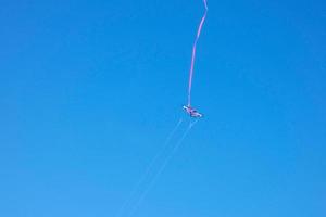 cerf-volant sillonnant et planant dans les airs sous le ciel bleu photo