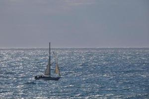 voilier naviguant en mer méditerranée, eaux calmes photo