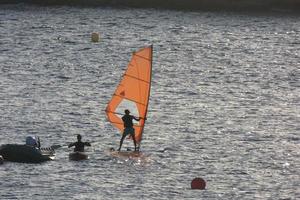 pratiquer la planche à voile en méditerranée, mer calme photo