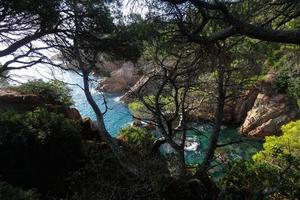 littoral méditerranéen avec des rochers dans la région catalane, espagne photo