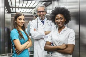 groupe de personnes du personnel médical. équipe de médecin et d'infirmière dans l'ascenseur de l'hôpital. concept de soins de santé et de médecine. équipe de médecins ou d'infirmiers féminins et masculins photo