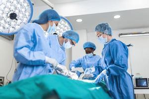 médecin et infirmière assistante opérant pour aider le patient d'un cas d'urgence dangereux .instruments chirurgicaux sur la table stérile dans la salle d'opération d'urgence de l'hôpital.soins de santé et médicaux photo