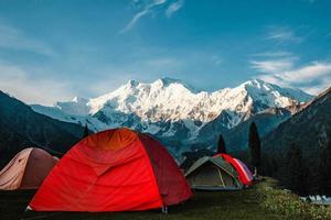 camping Fairy meadows nanga parbat point de vue beau paysage vue sur les montagnes photo