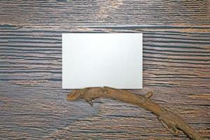maquette de carte de voeux papier a5 sur fond de bois photo
