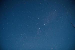 vue sur la voie lactée en milieu de nuit prairies féeriques nanga parbat photo