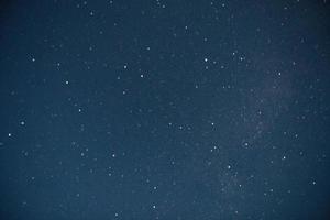 vue sur la voie lactée en milieu de nuit prairies féeriques nanga parbat photo