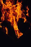 flammes de feu sur fond noir. fond abstrait de flamme de feu. photo