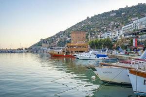 alanya turquie 2022, belle vue sur les sites historiques et le château depuis le bateau. voyage en bateau photo