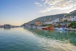 alanya turquie 2022, belle vue sur les sites historiques et le château depuis le bateau. voyage en bateau photo