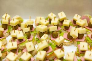 table de buffet, diverses collations au banquet photo