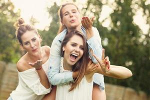 heureux groupe de femmes à l'extérieur photo