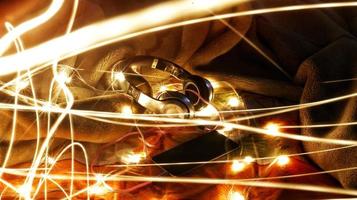 écouteurs entourés de guirlandes lumineuses en longue exposition photo