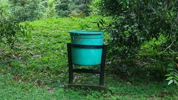 poubelle verte dans un lieu touristique photo