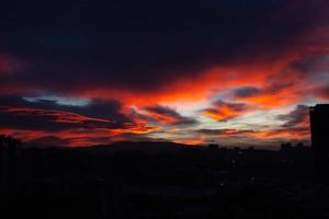 beau lever de soleil rouge jaune nuages photo