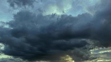 le ciel sombre avait des nuages rassemblés à gauche et une forte tempête avant qu'il ne pleuve. ciel de mauvais temps. photo