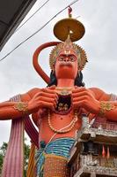 grande statue de lord hanuman près du pont du métro de delhi situé près de karol bagh, delhi, inde, lord hanuman grande statue touchant le ciel photo