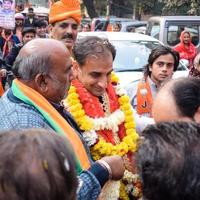 Delhi, Inde, 02 décembre 2022 - partisan du bjp du parti bharatiya janata lors d'un méga road show en faveur du candidat bjp pankaj luthara pour déposer des documents de candidature avant les élections locales mcd 2022 photo