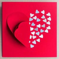 coeur de papier découpé - carte d'amour de la saint valentin rouge ouverte photo