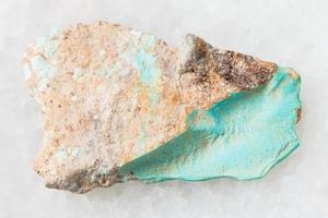 pierre précieuse turquoise rugueuse sur blanc photo
