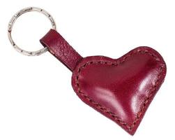 Porte-clés en forme de coeur en cuir rouge isolé photo