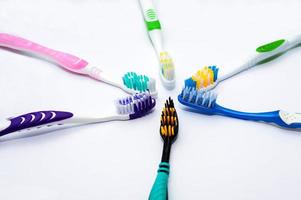 Diverses brosses à dents sur fond blanc photo