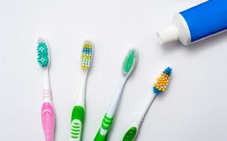 Diverses brosses à dents sur fond blanc photo