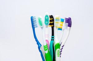 Diverses brosses à dents sur fond blanc photo