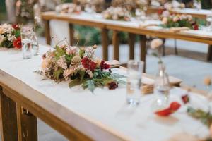 table de configuration de dîner de réception de mariage avec une belle décoration florale. photo