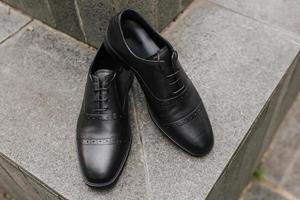 une paire de chaussures noires formelles pour messieurs posées sur le coin de l'escalier, avec un espace négatif bon pour l'impression conceptuelle.