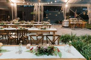 table de configuration de dîner de réception de mariage avec une belle décoration florale. photo