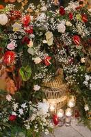 beaux bouquets et combinaisons de fleurs pour la décoration et les événements spéciaux comme le mariage et la réception avec une bougie en verre la nuit. photo