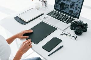 jeune femme indépendante travaillant à l'intérieur au bureau pendant la journée photo