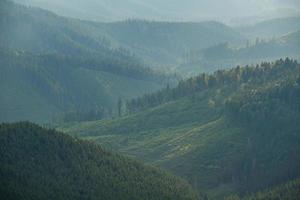 vue des montagnes de brouillard brumeux en automne photo