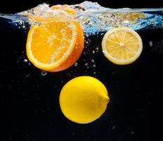 citron et orange dans l'eau photo