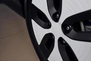 roue latérale d'une toute nouvelle voiture qui s'est garée sur des carreaux de couleur crème photo