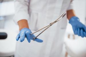 vue rapprochée des mains d'une femme médecin qui tient une pince photo