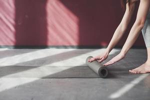 après l'entraînement. fille avec un bon type de corps de forme physique faire des exercices dans la salle spacieuse photo