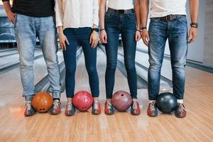 vêtements de rue modernes. vue courte des gens du club de bowling prêts à s'amuser photo