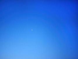 ciel bleu avec une nouvelle lune, un croissant de lune et une étoile dans le ciel crépusculaire lumineux de la jordanie avec espace de copie photo