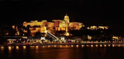 photo de nuit, photographie longue exposition, célèbre château de buda historique illuminé la nuit, vue sur le palais royal au bord du danube, budapest, hongrie