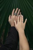 gros plan des anneaux de mariage sur les mains concept photo