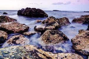 rochers au bord de l'océan photo