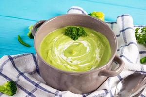 soupe à la crème végétarienne au brocoli et aux pois. déjeuner de régime sain photo