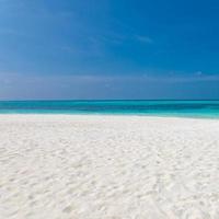 fond de plage. concept de sable et de ciel de mer, paysage de plage simple pour le fond ou la bannière. paysage tropical avec sable blanc doux et mer bleue, vue sur l'extérieur photo
