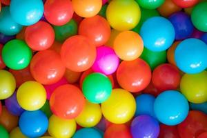 boules en plastique colorées dans le parc pour enfants photo